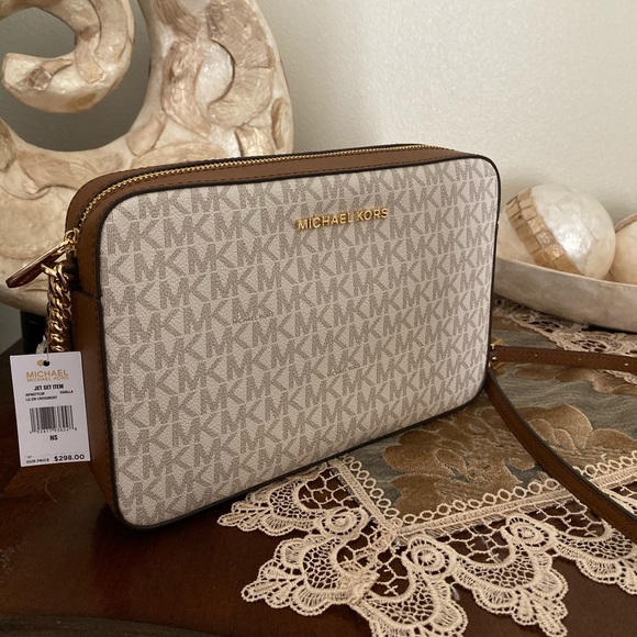 Michael Kors Handbags - Michael Kors LG crossbody.